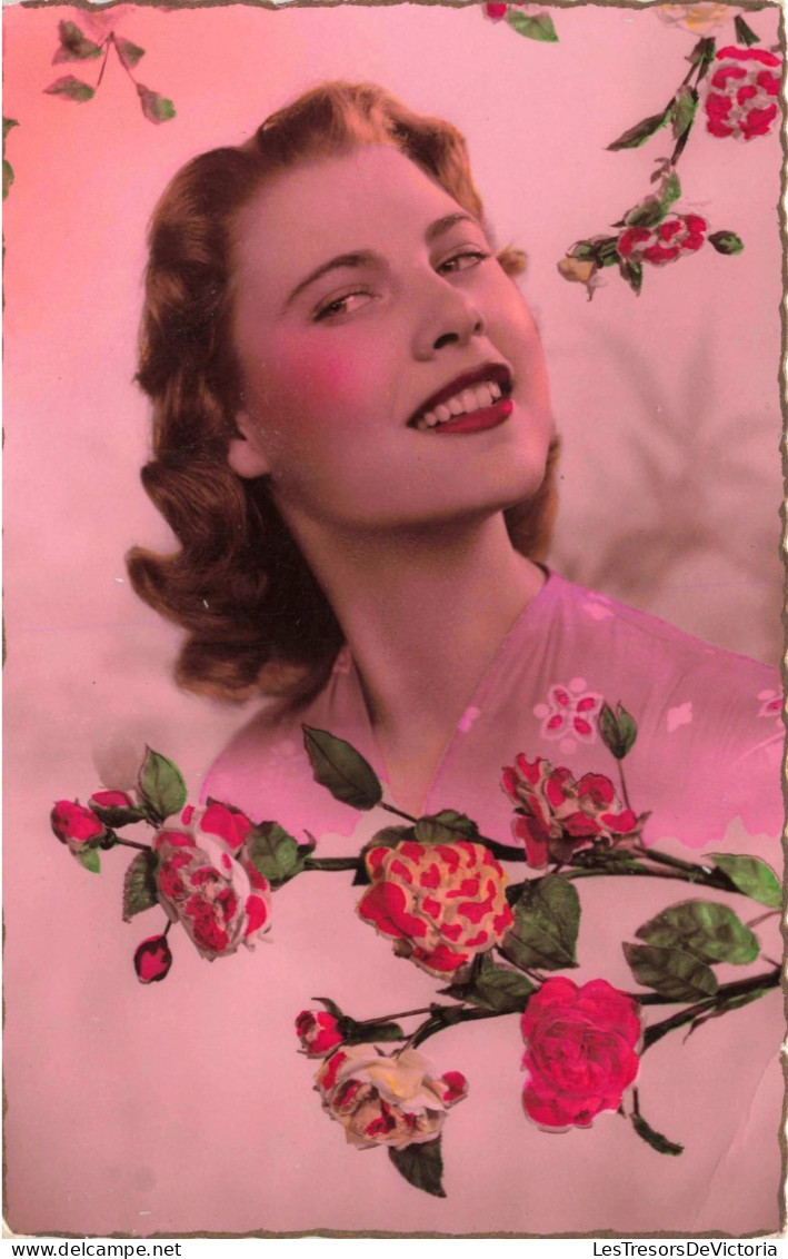 FANTAISIE - Femme - Portrait D'une Femme Entourée De Fleurs -  Carte Postale Ancienne - Frauen