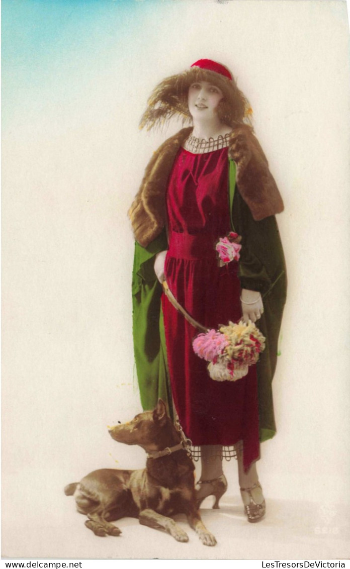 FANTAISIE - Femme - Portrait D'une Femme Tenant Son Chien En Laisse - Colorisé-  Carte Postale Ancienne - Frauen
