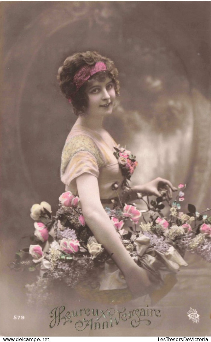 FÊTES VOEUX - Heureux Anniversaire - Femme Avec Un Panier De Fleurs - Colorisé - Carte Postale Ancienne - Anniversaire