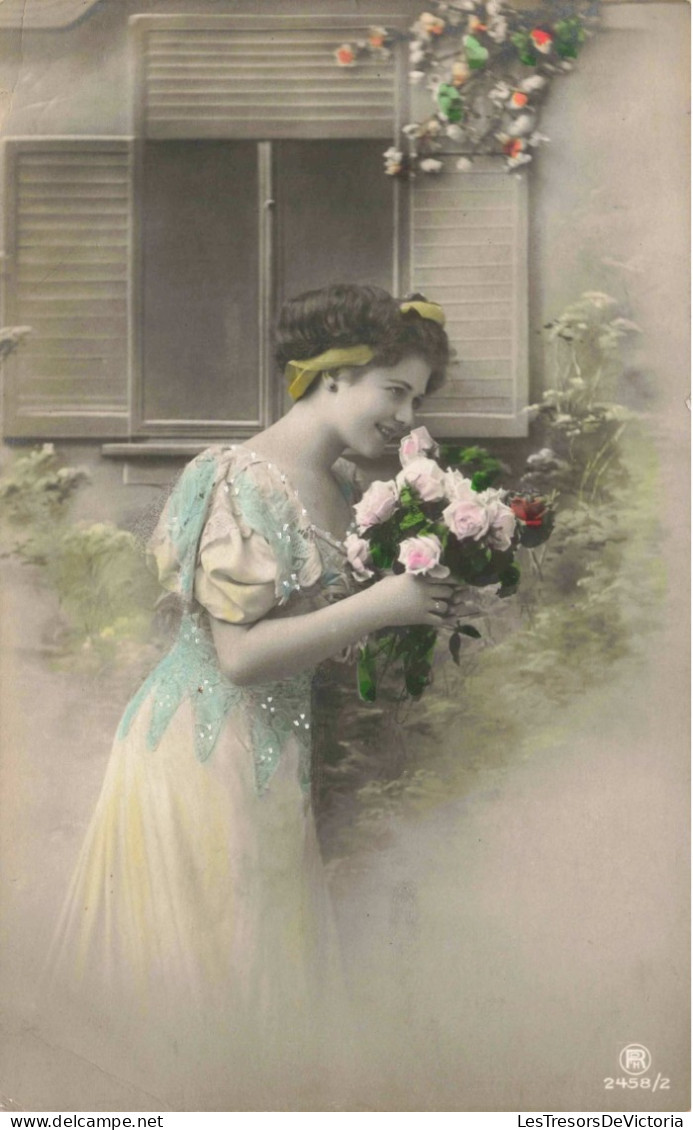 FANTAISIE - Femme En Tenue De Bal Tenant Un Bouquet De Roses - Colorisé - Carte Postale Ancienne - Frauen
