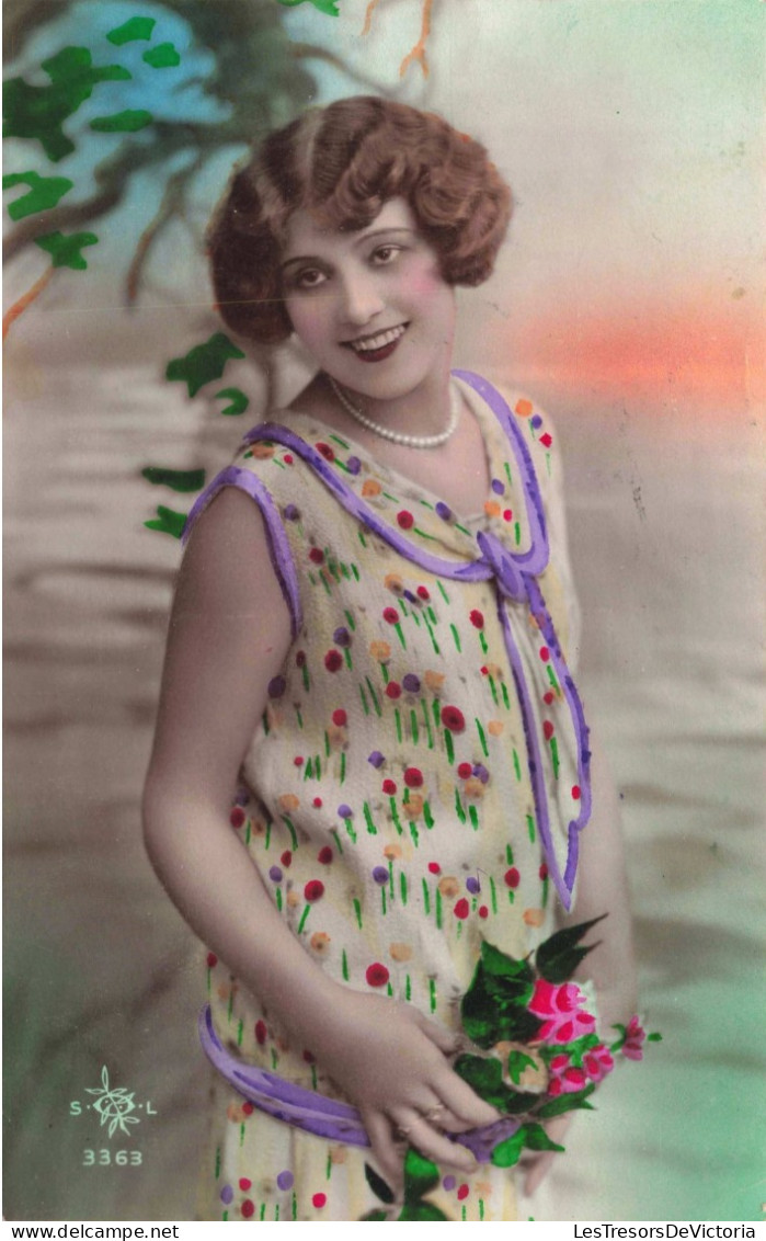 FANTAISIE - Femme Souriante Tenant  Des Fleurs - Colorisé - Carte Postale Ancienne - Frauen