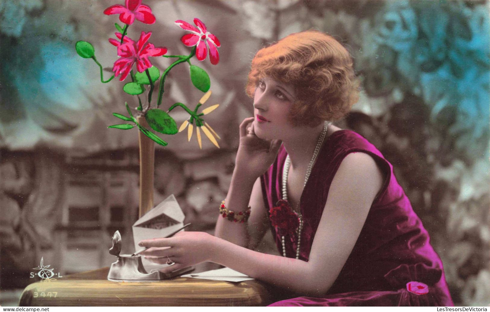 FANTAISIE - Femme Souriante écrivant Une Lettre - Colorisé - Carte Postale Ancienne - Frauen