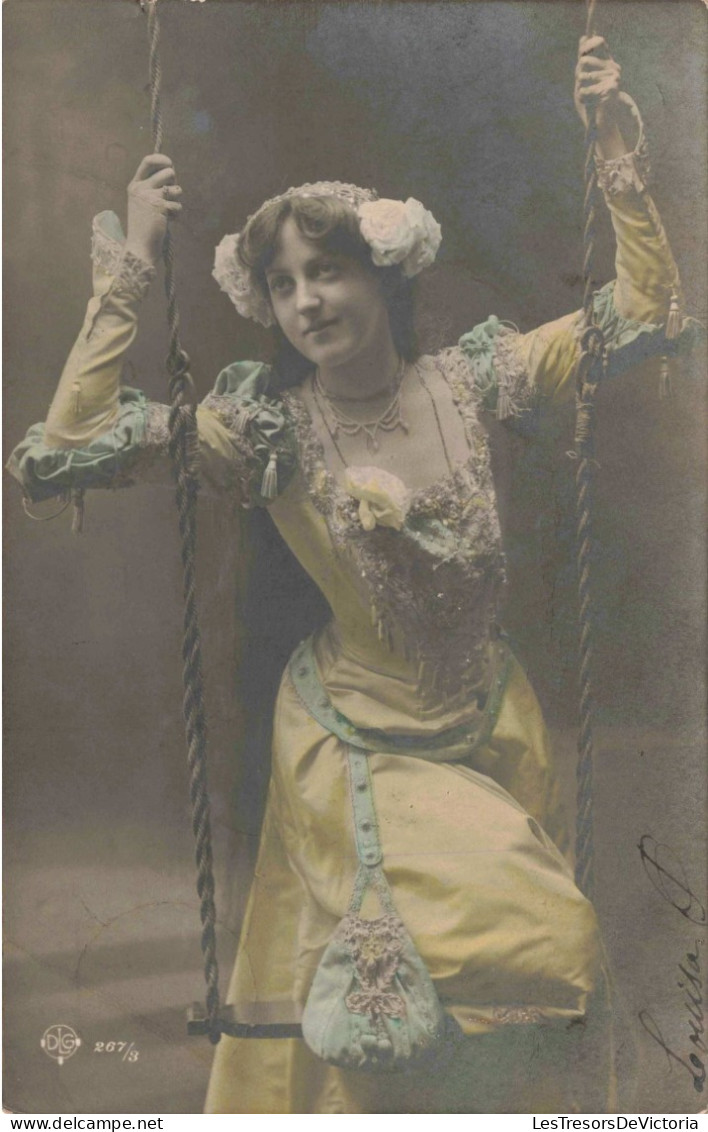 FANTAISIE -  Femme  Sur Une Balançoire - Robe Jaune - Fleurs Blanches - Colorisé - Carte Postale Ancienne - Women