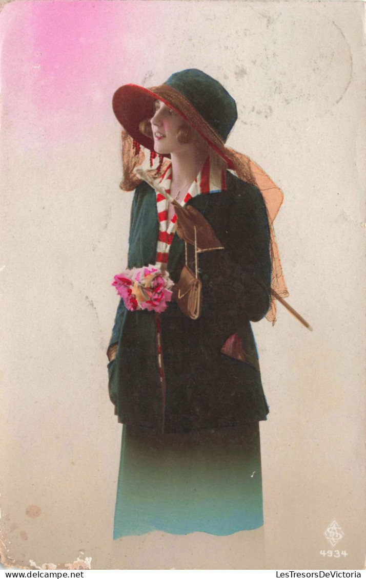 FANTAISIE -  Femme Tenant Une Baguette En Bois Sous Son Bras - Carte Postale Ancienne - Frauen