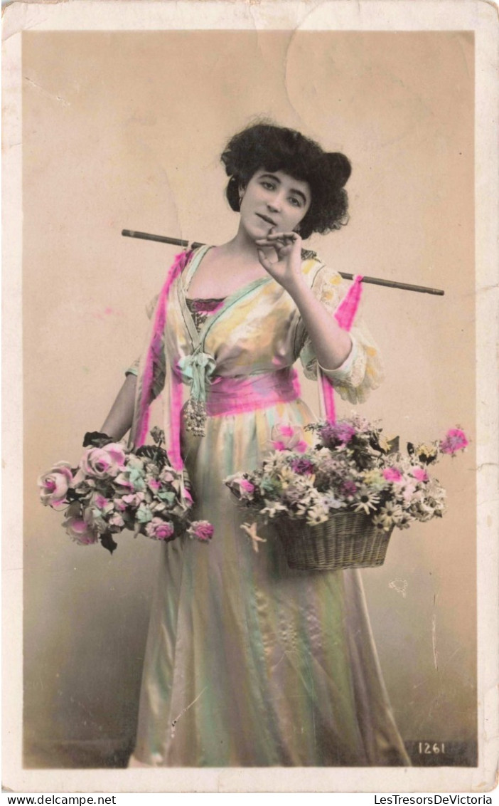 FANTAISIE -  Femme Tenant Un Panier De Fleurs à Chaque Bras -  Carte Postale Ancienne - Frauen