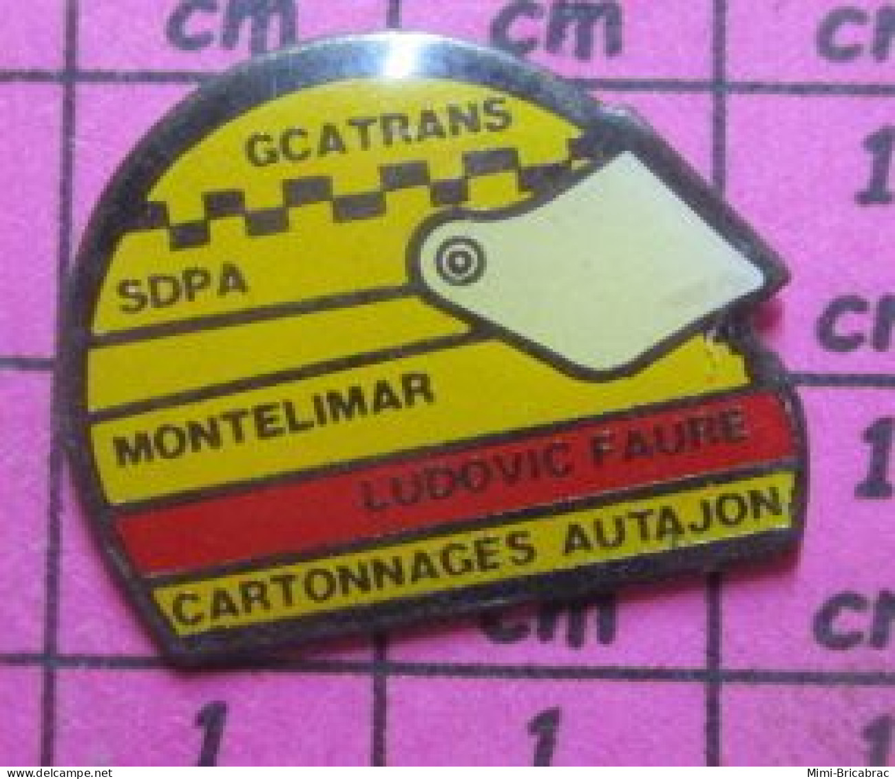 516c Pin's Pins / Beau Et Rare / SPORTS / AUTOMOBILE PILOTE LUDOVIC FAURE CASQUE CARTONNAGES AUTAJON - Automobile - F1