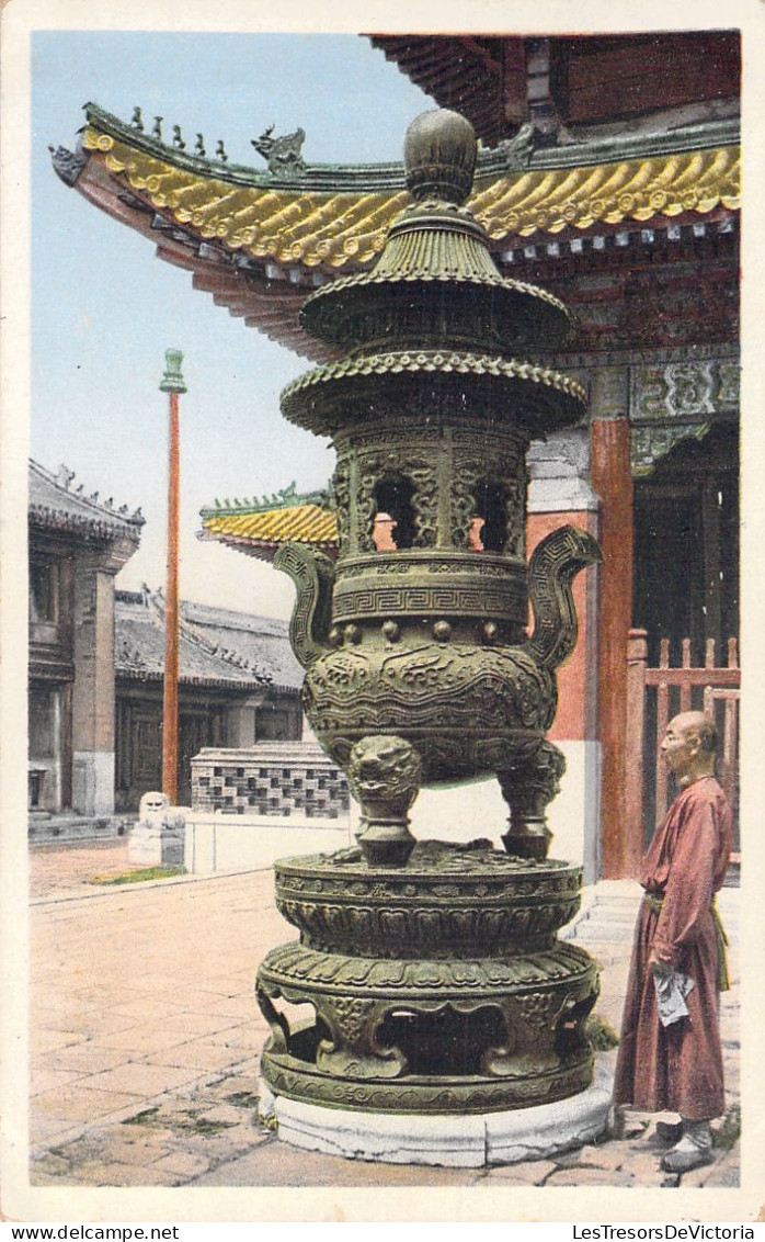 JAPON - Homme Face A Un Grand Bronze - Art Japonnais - Bronze Incense Burner - Lama Temple - Carte Postale Ancienne - Autres & Non Classés