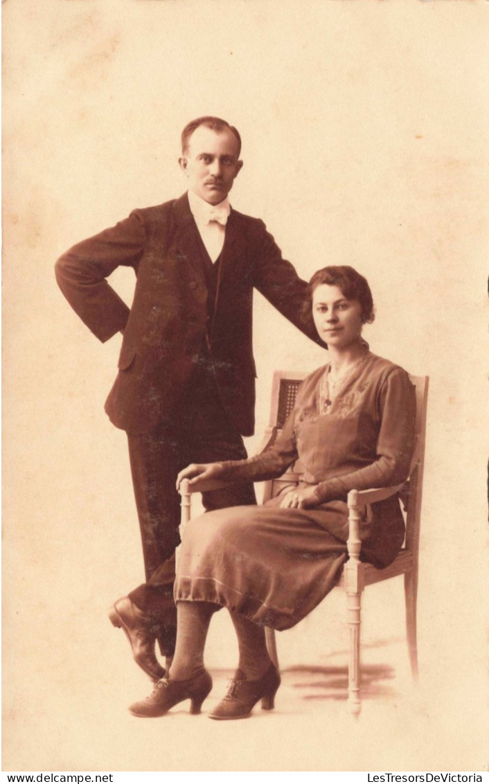 CARTE PHOTO - Portrait D'un Couple - Femme Assise Sur Une Chaise -  Carte Postale Ancienne - Photographie