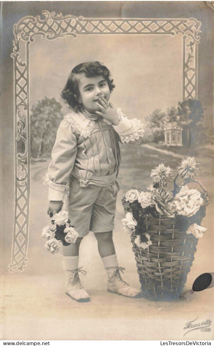 ENFANT - Un Petit Garçon Tenant Des Fleurs -  Carte Postale Ancienne - Abbildungen