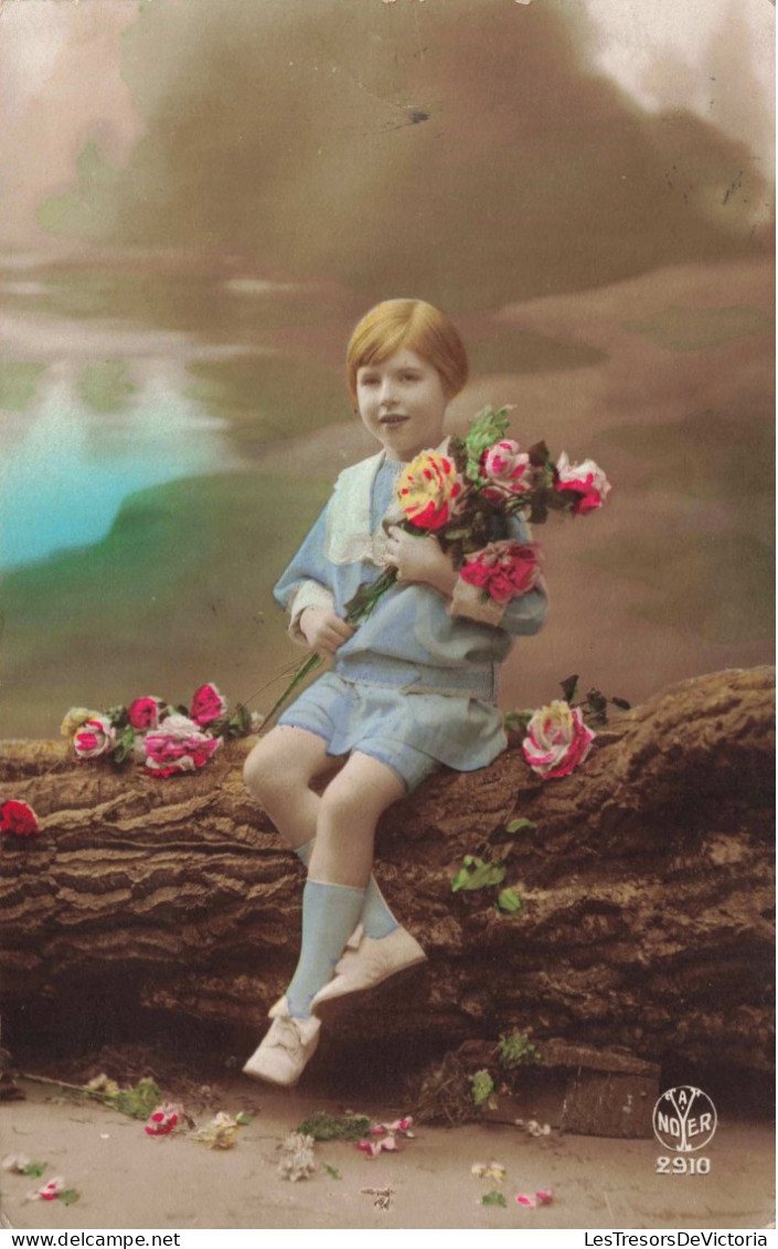 ENFANT - Un Petit Garçon Tenant Des Fleurs - Colorisé -  Carte Postale Ancienne - Abbildungen