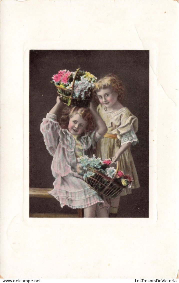 ENFANT - Deux Petites Filles Jouant Avec Des Fleurs - Colorisé -  Carte Postale Ancienne - Children And Family Groups