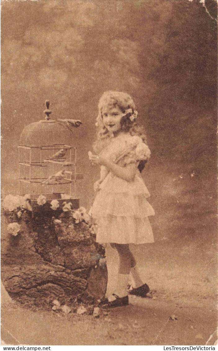 ENFANT - Portrait - Une Petite Fille Jouant Avec Des Oiseaux En Cage -  Carte Postale Ancienne - Children And Family Groups