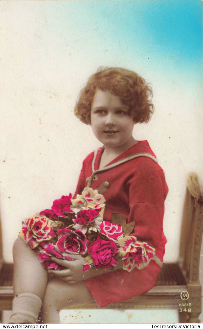 ENFANT - Une Petite Fille Tenant Un Bouquet De Roses - Colorisé -  Carte Postale Ancienne - Gruppen Von Kindern Und Familien