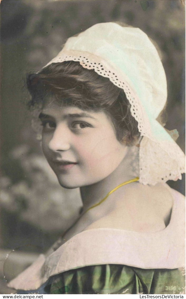 CARTE PHOTO - Portrait D'une Jeune Fille Avec Un Collier En Or - Colorisé -  Carte Postale Ancienne - Photographie