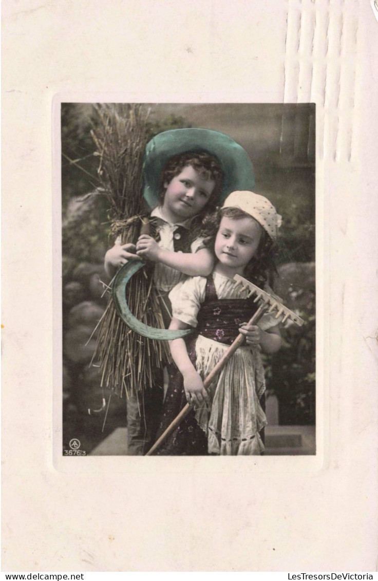 Enfants -  Deux Sœurs Jouant à Jardiner -  Carte Postale Ancienne - Grupo De Niños Y Familias