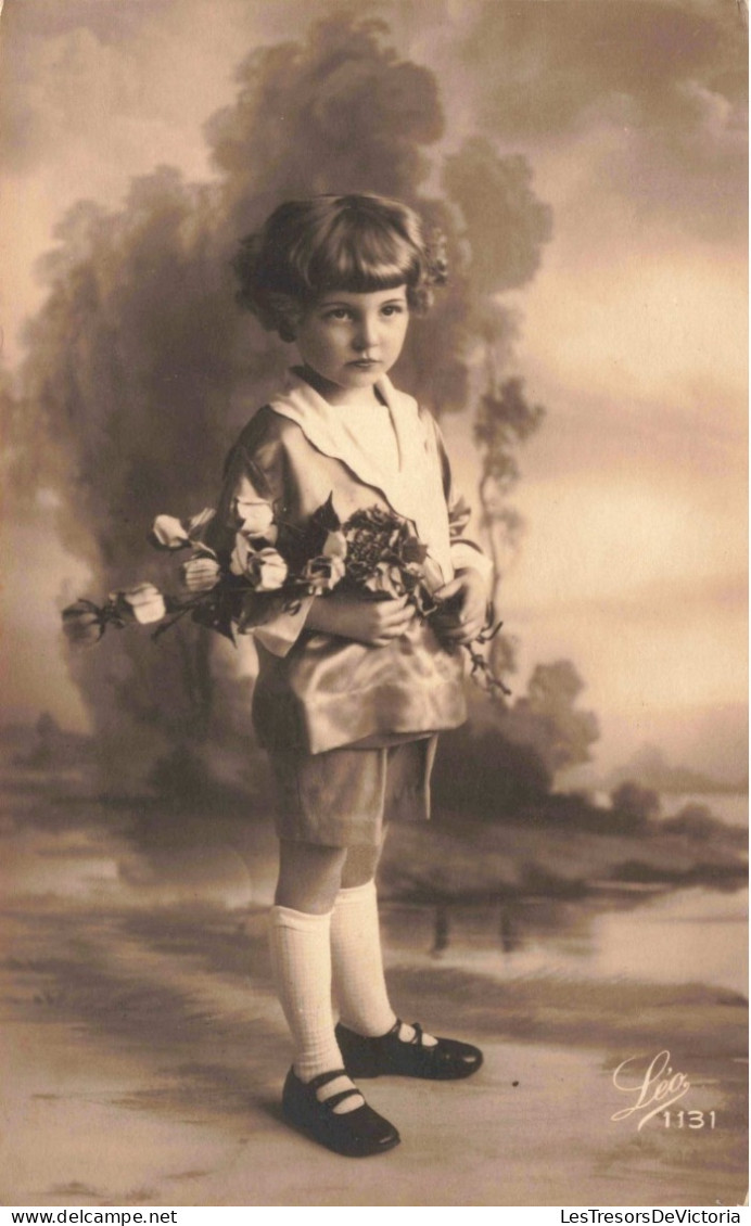 Enfants -  Portrait D'une Petite Fille Tenant Des Roses Séchées -  Carte Postale Ancienne - Abbildungen