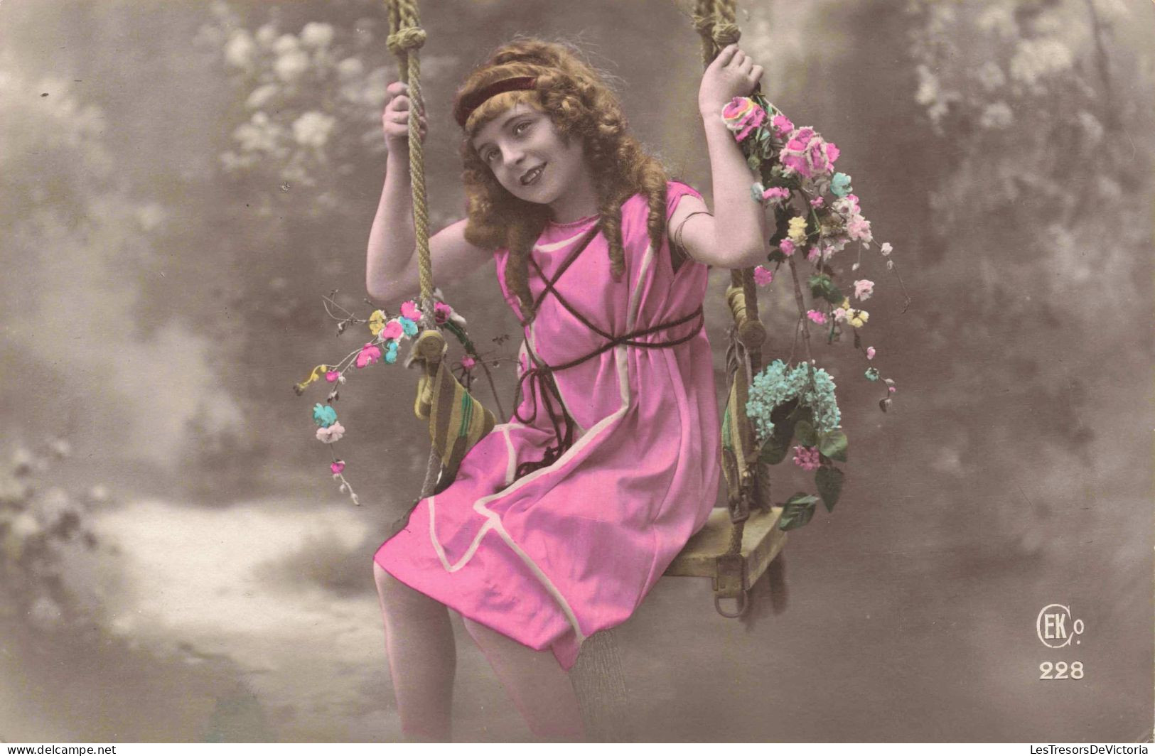 Enfants - Petite Fille Assise Sur Une Balançoire Avec Des Fleurs -  Carte Postale Ancienne - Abbildungen