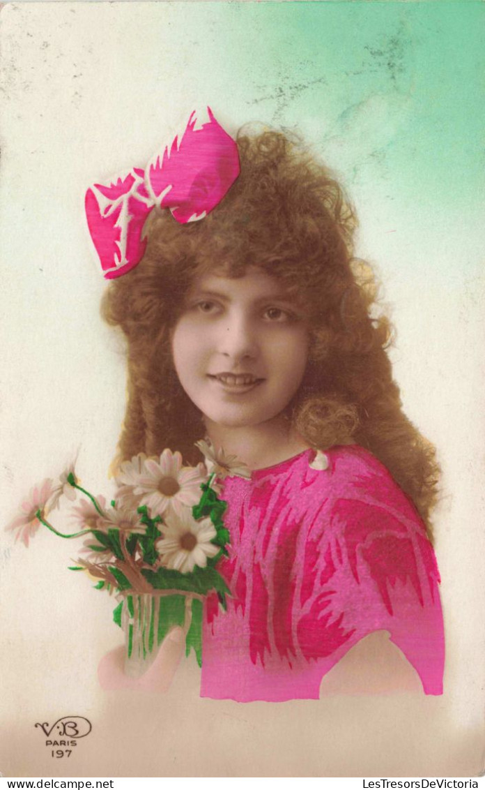 Enfants -  Portrait - Une Petite Fille Tenant Des Marguerites - Nœud Rose - Colorisé - Carte Postale Ancienne - Abbildungen