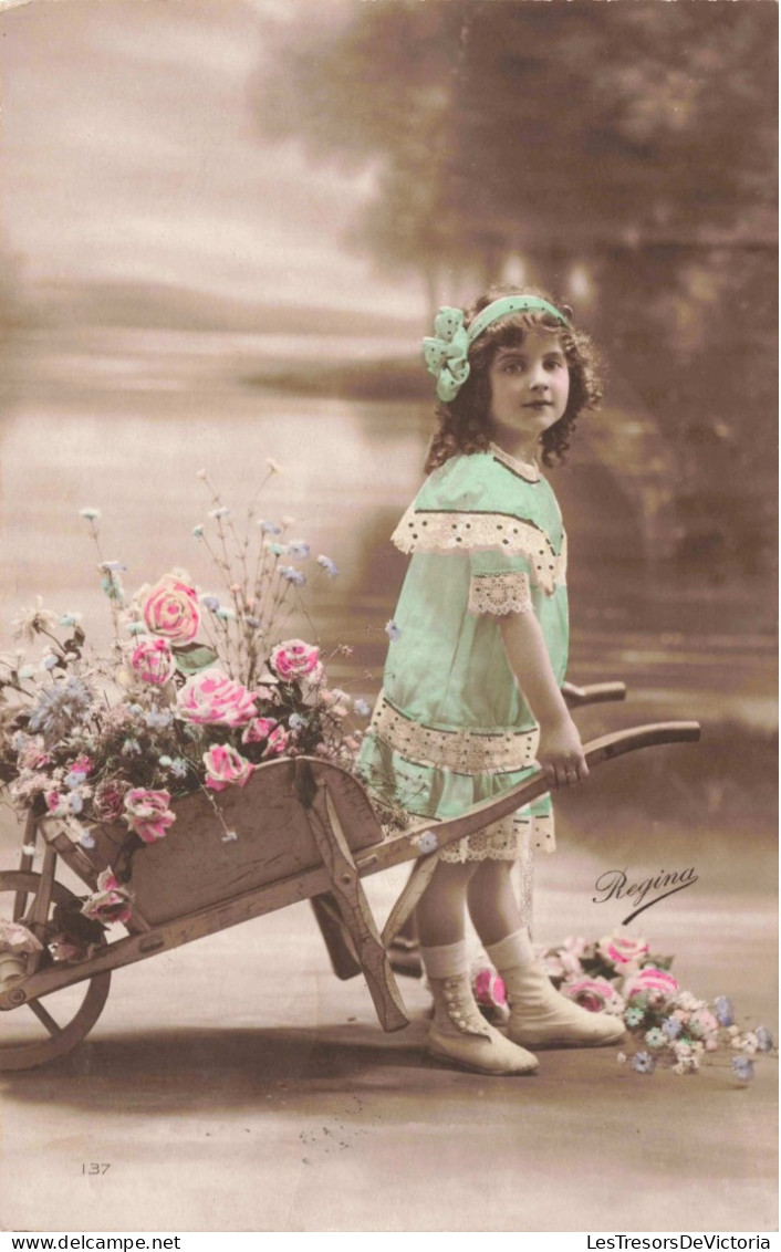 Enfants - Portrait D'une Petite Fille Tirant Une Brouette De Fleurs - Carte Postale Ancienne - Portraits