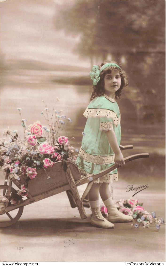 Enfants - Portrait D'une Petite Fille Tirant Une Brouette De Fleurs - Carte Postale Ancienne - Abbildungen