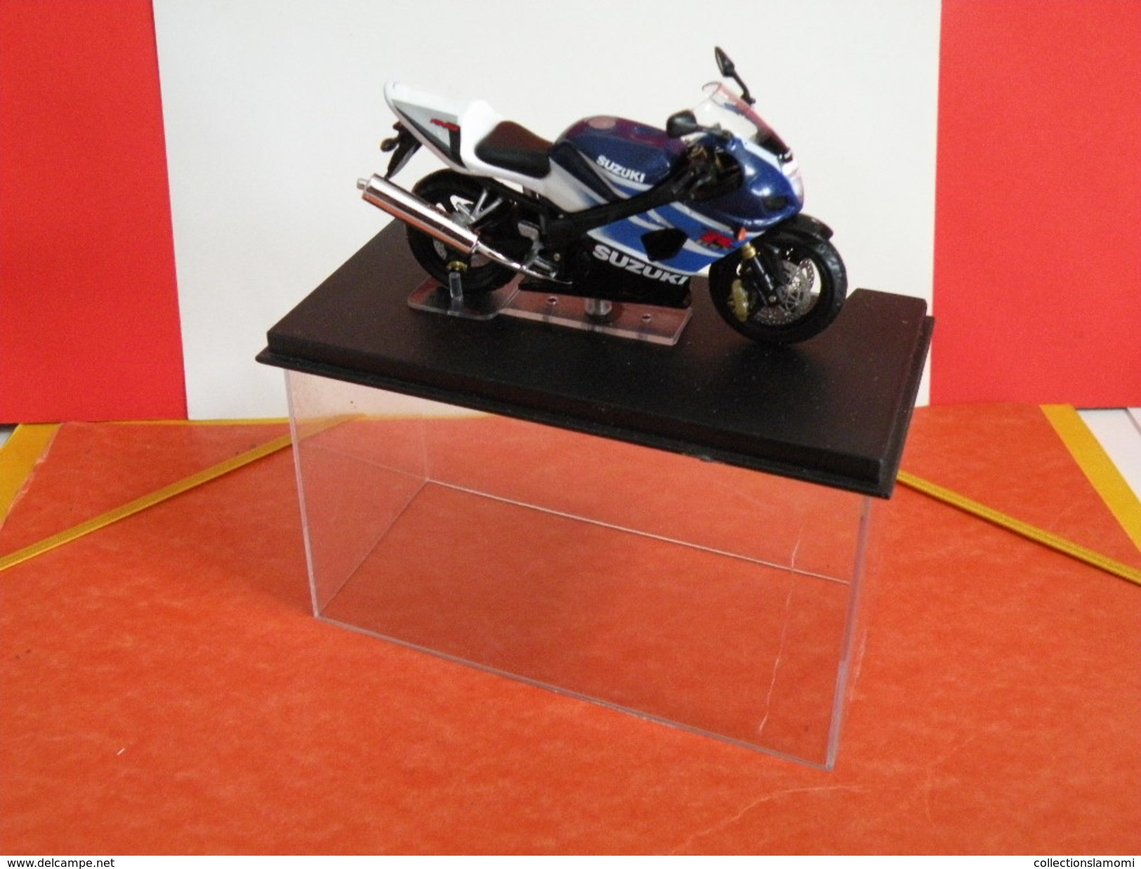 MOTO 1/24 > Suzuki GSX R 1000 (sous Vitrine) - Motorfietsen