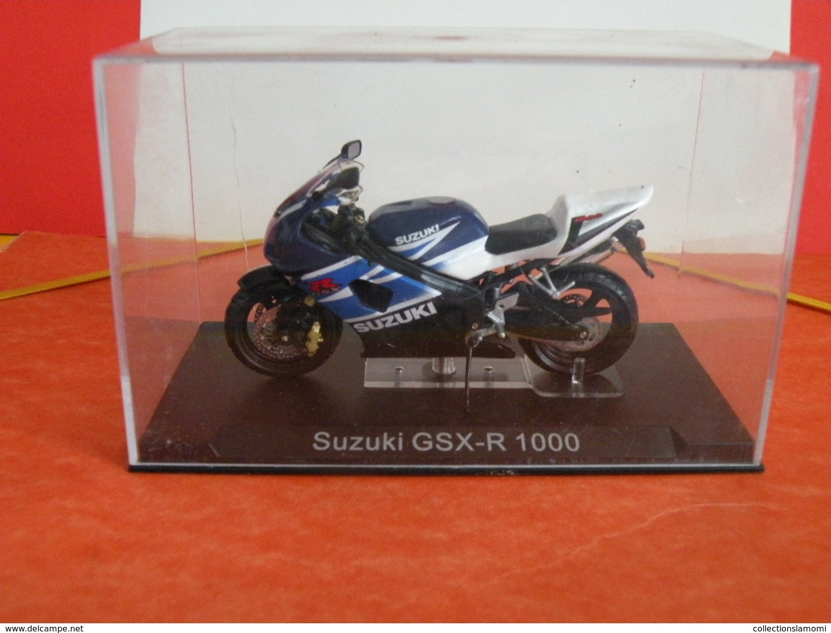 MOTO 1/24 > Suzuki GSX R 1000 (sous Vitrine) - Moto
