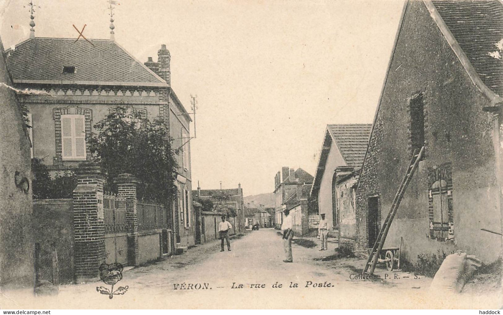 VERON : LA RUE DE LA POSTE - Veron