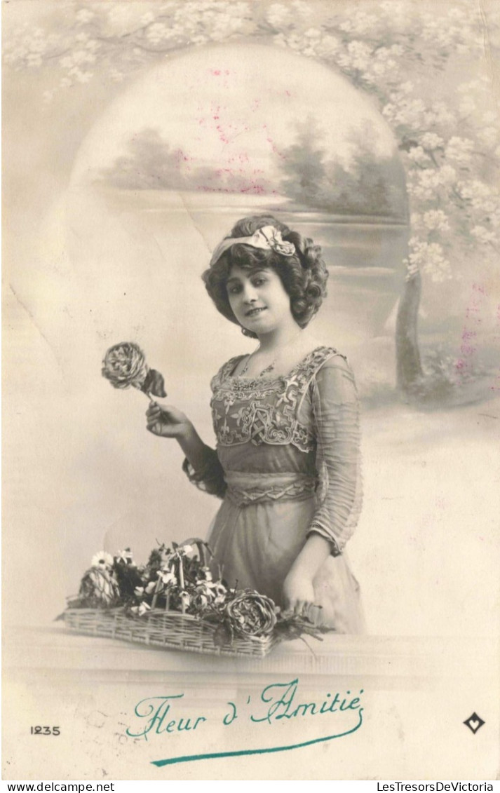FÊTES - Fleurs D'Amitiés - Femme Tenant Une Fleur -  Carte Postale Ancienne - Other & Unclassified
