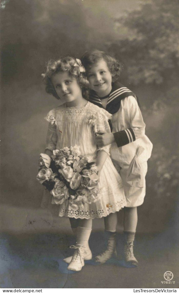 ENFANTS - Un Frère Habillé En Marin Et Sa Soeur Tenant Des Fleurs -  Carte Postale Ancienne - Portraits