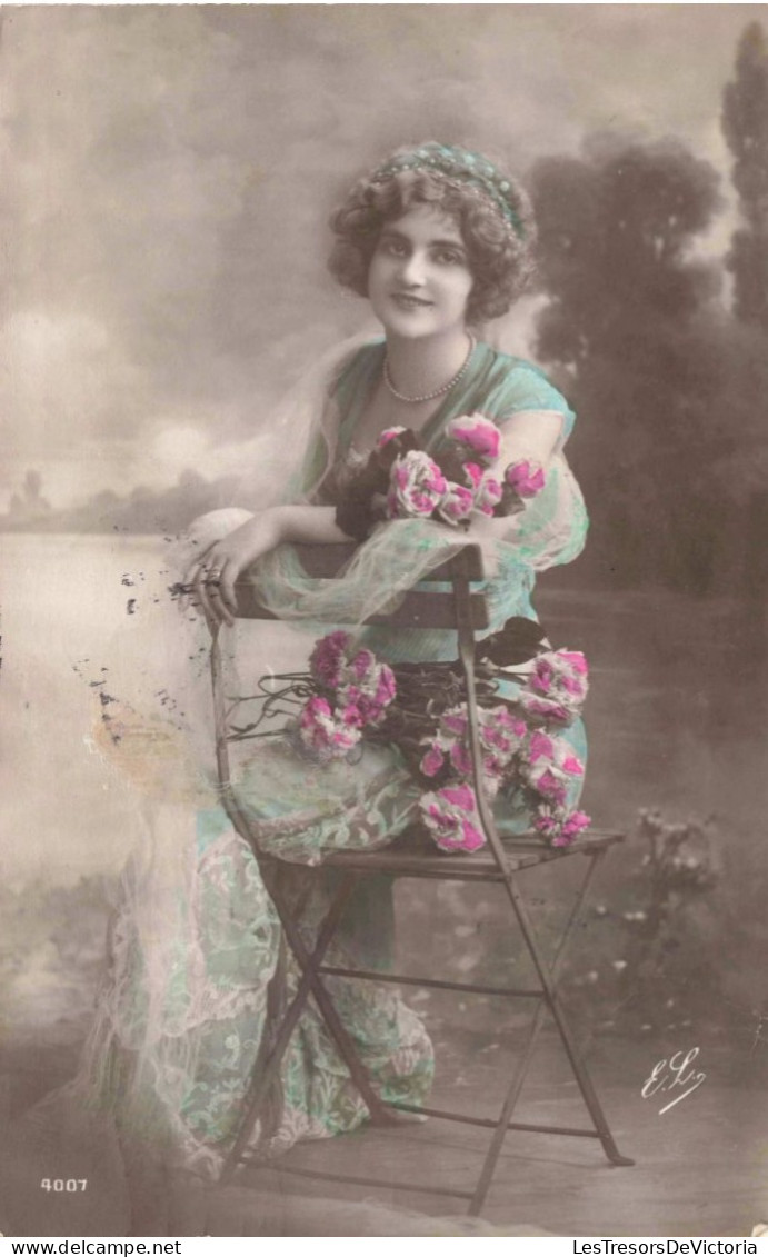 FANTAISIE - Femme - Femme Assise Sur Une Chaise Avec Des Roses - Colorisé -  Carte Postale Ancienne - Frauen