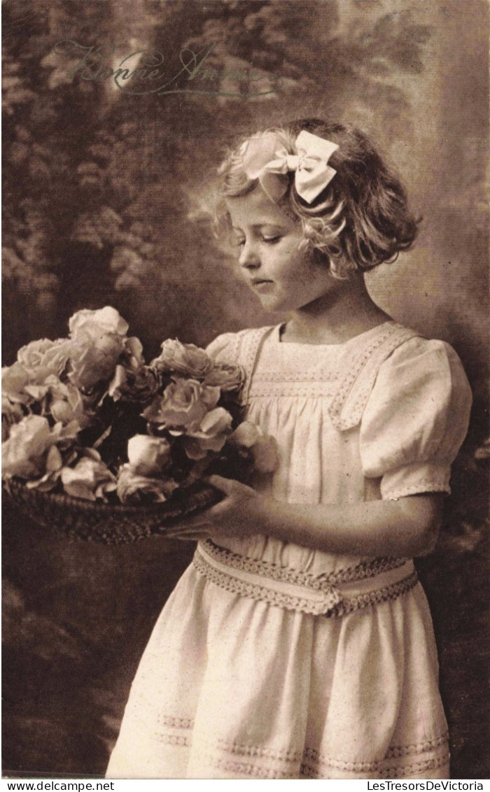 ENFANTS - Portrait - Petite Fille Tenant Un Paniers De Roses - Noeud Dans Les Cheveux-  Carte Postale Ancienne - Portraits