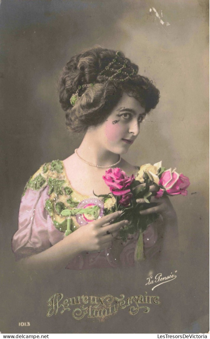 FÊTES & VOEUX -Heureux Anniversaire - Femme Tenant Des Roses - Colorisé -  Carte Postale Ancienne - Birthday