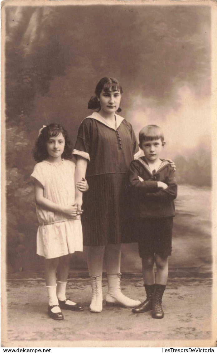 ENFANTS - Une Fratrie Pris En Photo -  Carte Postale Ancienne - Groupes D'enfants & Familles