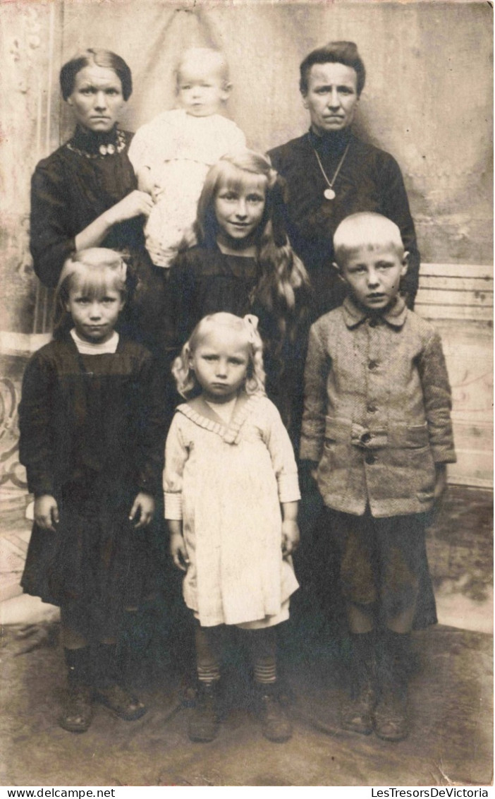 CARTE PHOTO - Une Fratrie Et Leurs Gouvernantes Pris En Photos Dans Une Maison  - Carte Postale Ancienne - Photographs