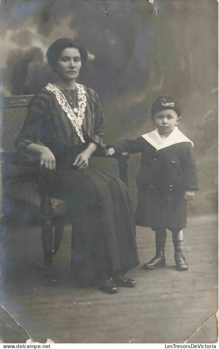 CARTE PHOTO - Portrait De Famille - Une Mère Avec Son Fils -  Carte Postale Ancienne - Photographs