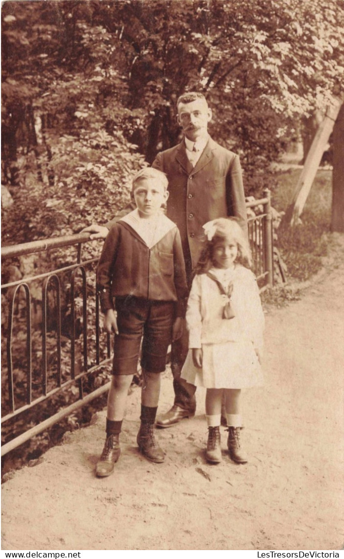 CARTE PHOTO - Portrait De Famille - Un Père Avec Ses Enfants - Jardin  -  Carte Postale Ancienne - Photographie