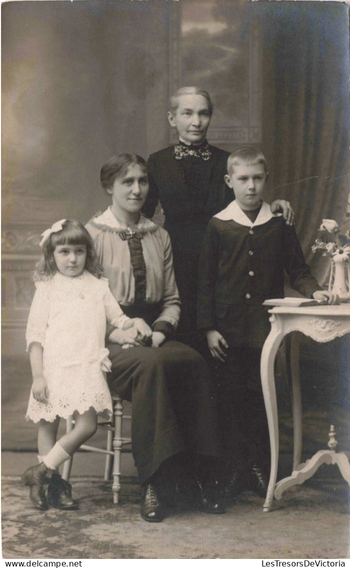 CARTE PHOTO - Portrait De Famille - Des Parents Avec Leurs Deux Enfants -  Carte Postale Ancienne - Photographs