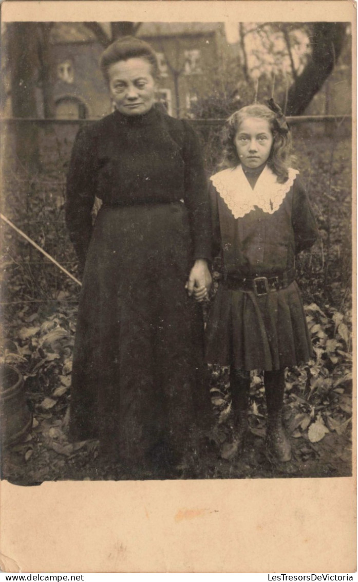 CARTE PHOTO - Portrait De Famille - Une Grand Mère Et Sa Petite Fille - Carte Postale Ancienne - Photographie