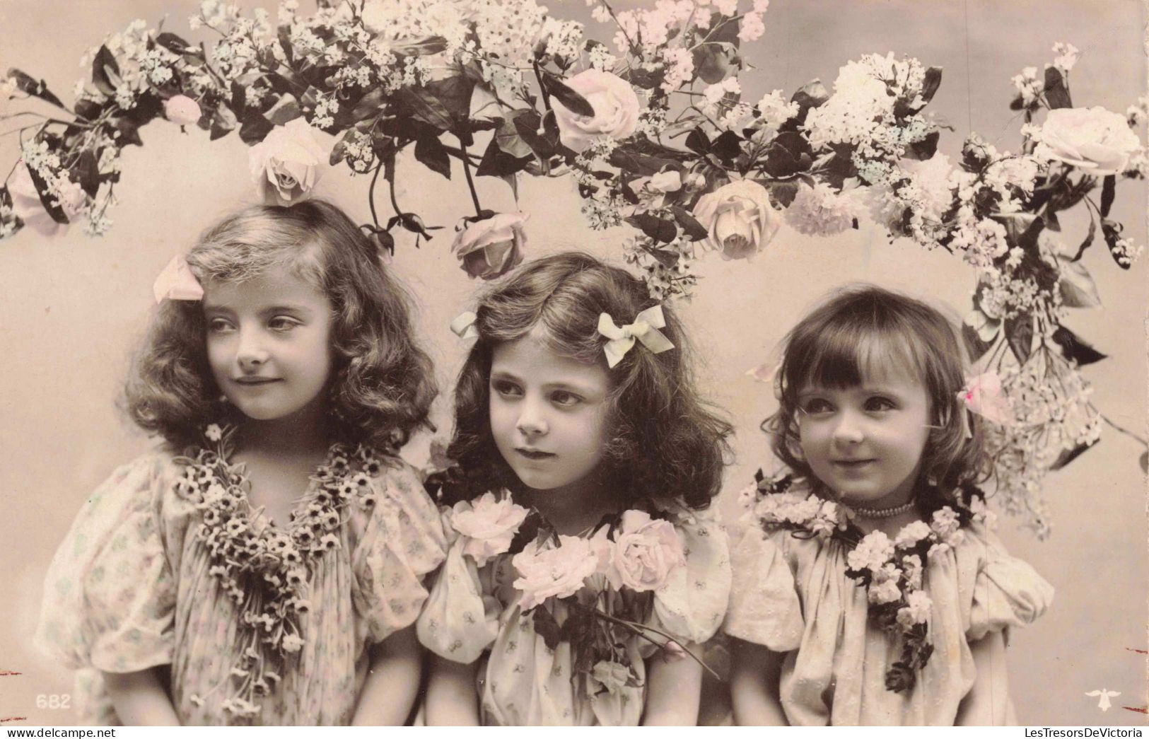 ENFANTS - Trois Soeurs Sous Un Arc De Fleurs - Carte Postale Ancienne - Portraits