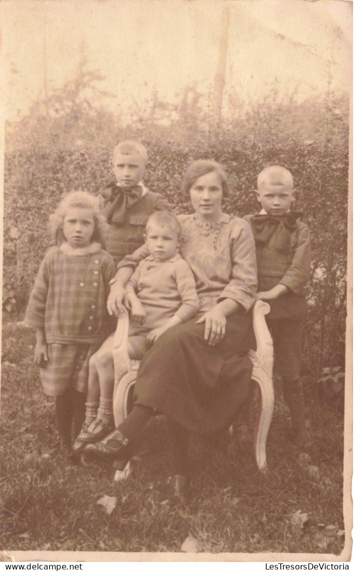 CARTE PHOTO - Portrait De Famille - Une Famille Nombreuse - Carte Postale Ancienne - Photographie