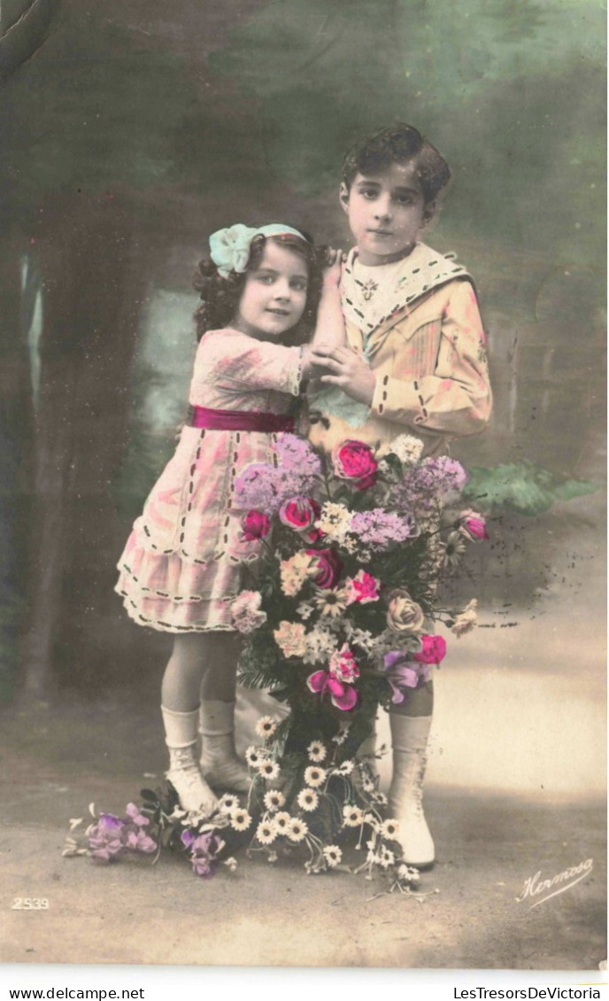 ENFANTS - Portrait - Deux Enfants Dans U Jardin Avec Des Fleurs - Colorisé - Carte Postale Ancienne - Portraits