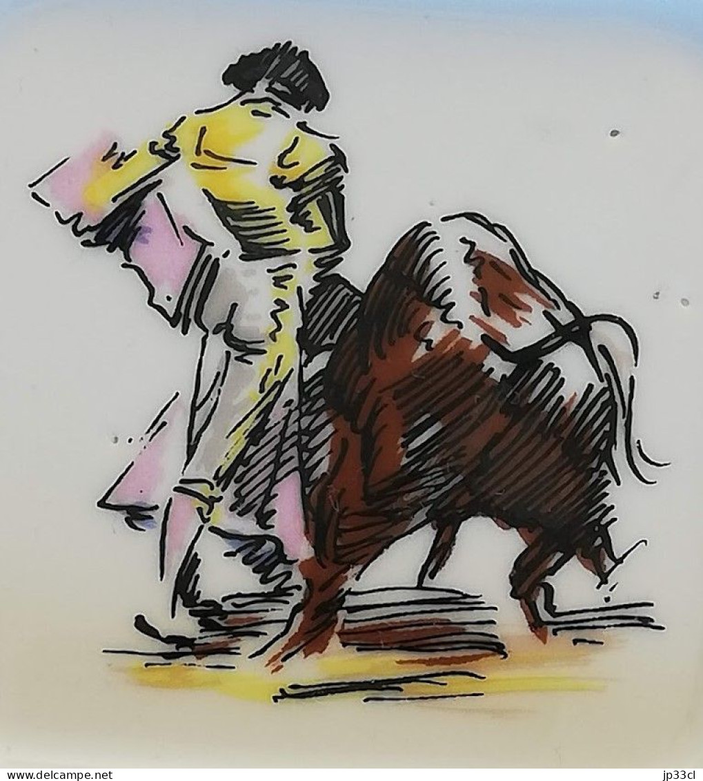 Scène De Corrida Avec Torero, Muleta Et Taureau Sur Petit Cendrier - Au Dos Signature Avec Palette à Identifier - Altri & Non Classificati