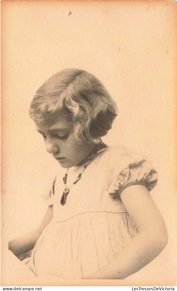 ENFANTS - Portrait -une Petite Fille Penchée -  Carte Postale Ancienne - Portraits