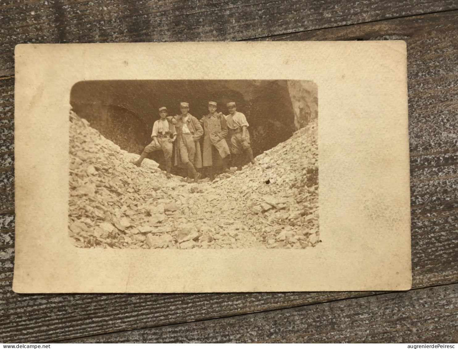 Photo Carte Poilus Devant Une Grotte 14-18 - 1914-18