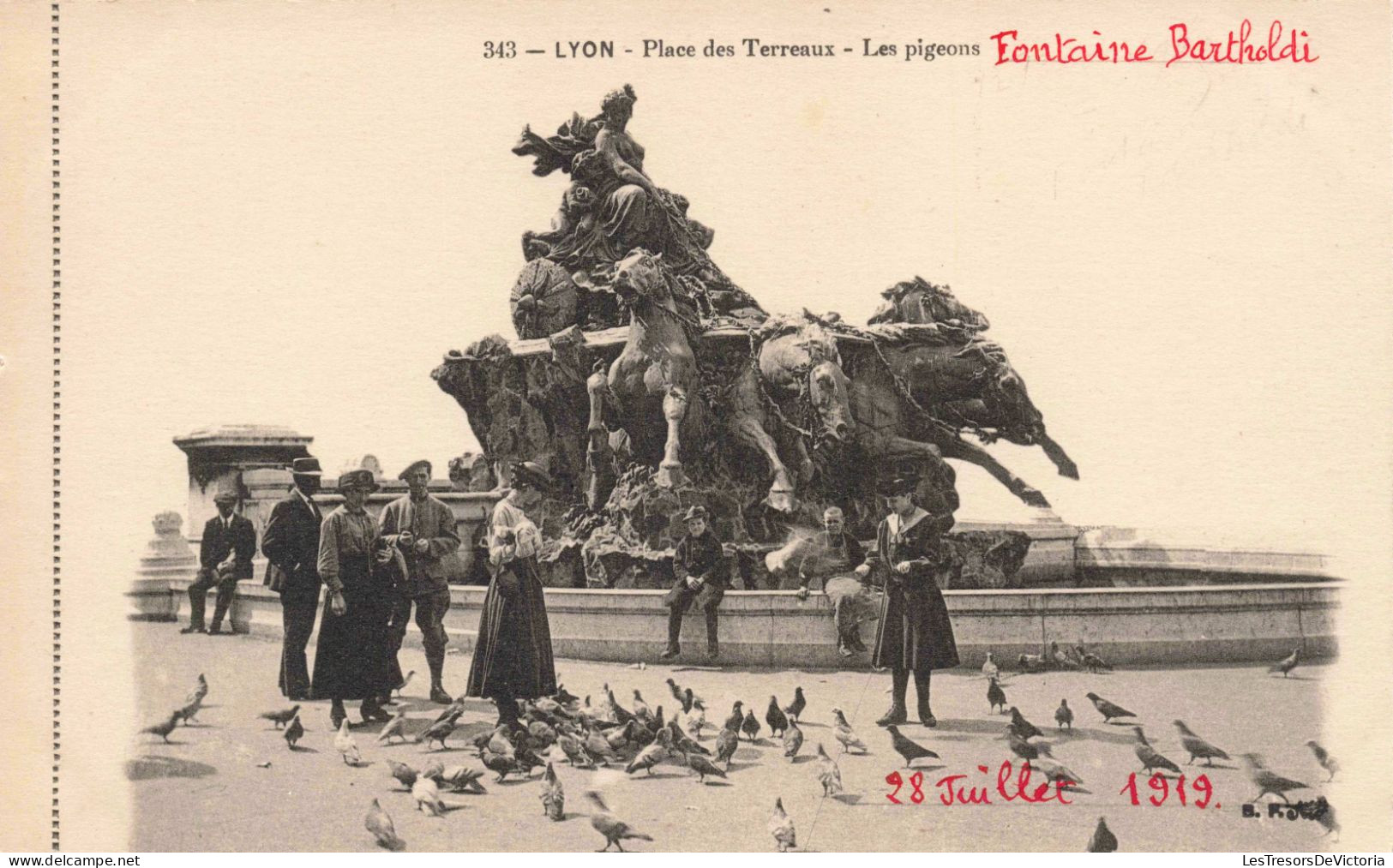 FRANCE - Lyon - Place Des Terreaux - Les Pigeons -  Carte Postale Ancienne - Lyon 1