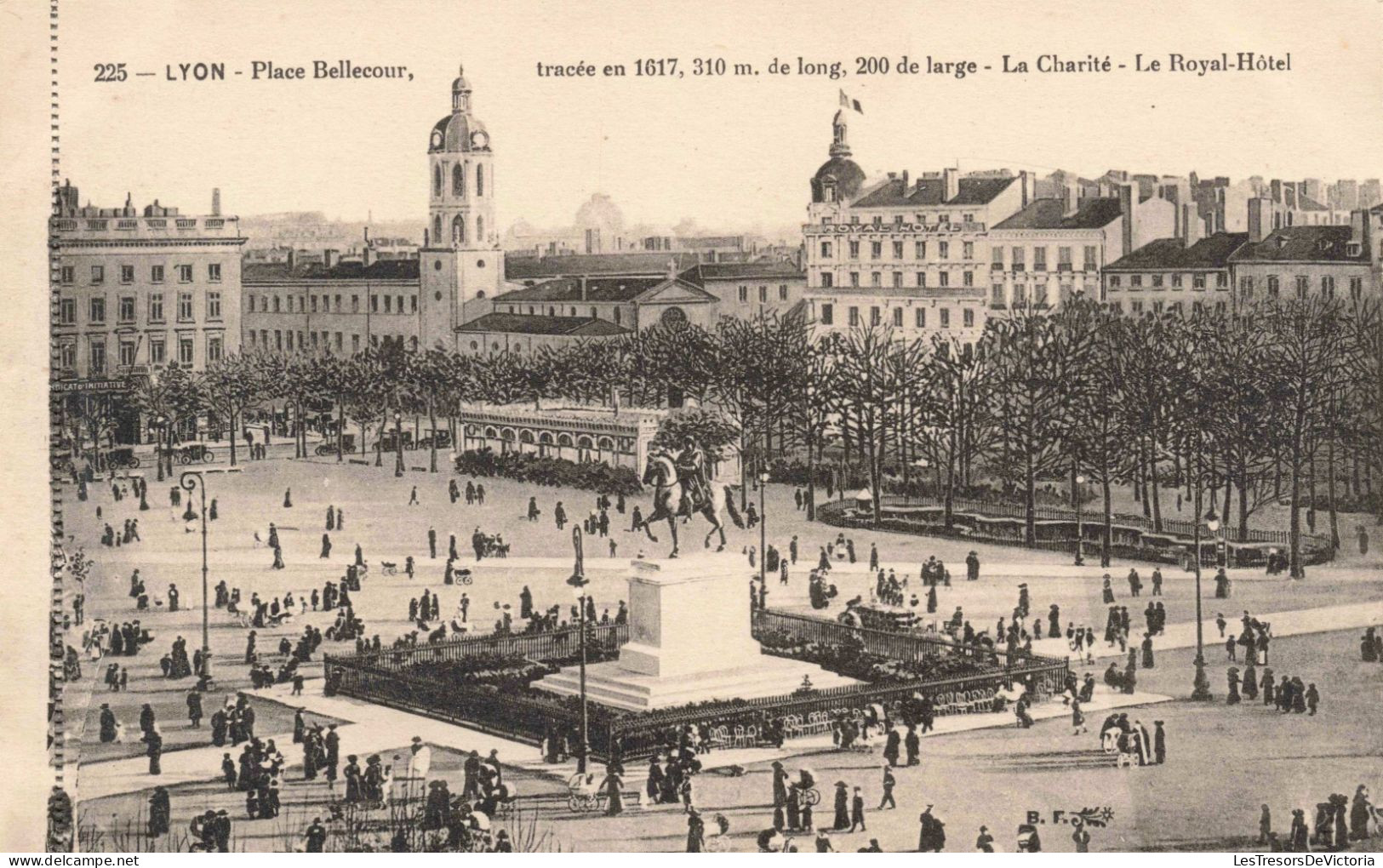 FRANCE - Lyon - Place Bellecour Tracée En 1617- La Charité - Le Royal Hôtel - Animé -  Carte Postale Ancienne - Lyon 2