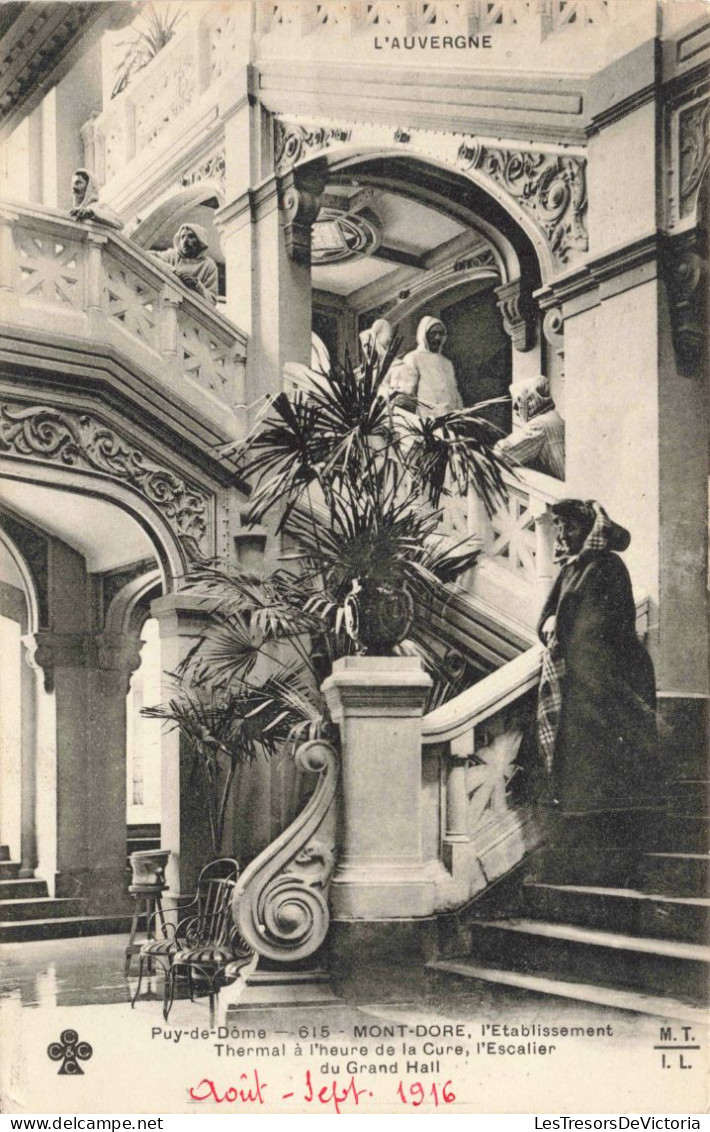 FRANCE - Puy De Dôme - Mont Dore - L'établissement Thermal à L'heure De La Cure, L'escalier... - Carte Postale Ancienne - Auvergne Types D'Auvergne