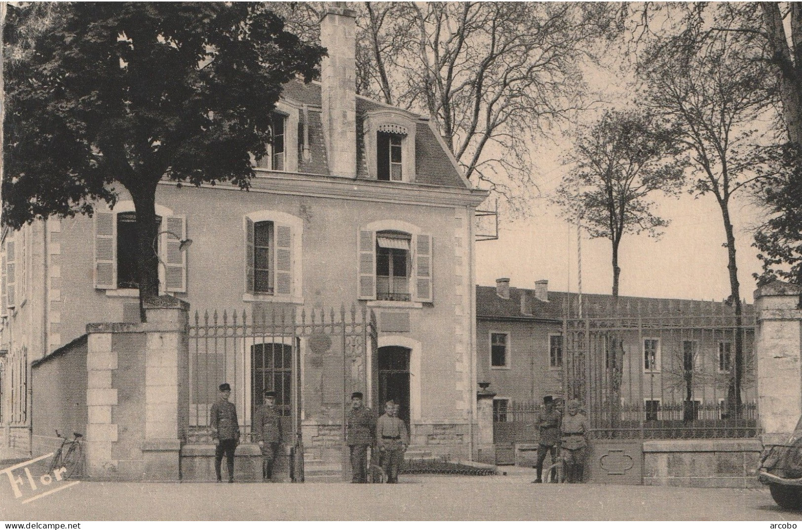 Saint Maixent L'école Entrée De L'école Militaire Par La Rue Basse Du Chateau - Thenezay