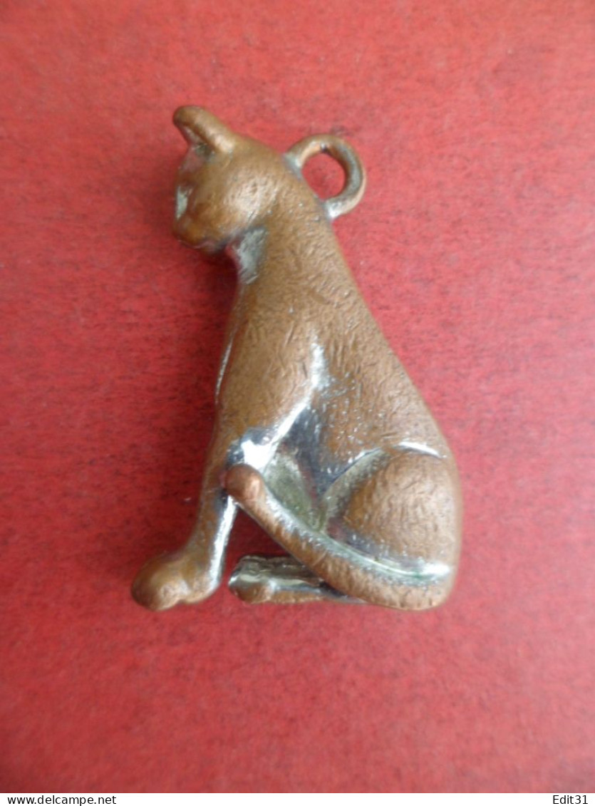 Pendentif Animal : Chat Brun - En Métal Plein Gris - - Pendentifs