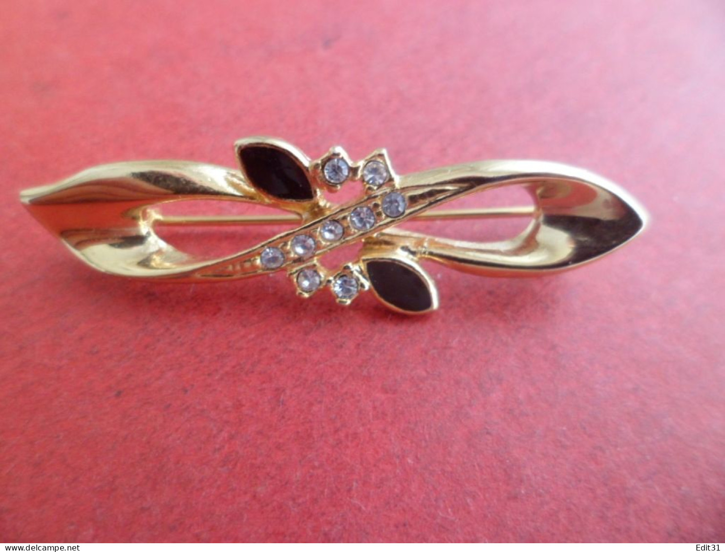 Broche Dorée Complet De Ses Strass - Brochen